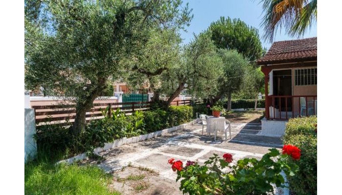 Roussas Studios And Apartments poza 17