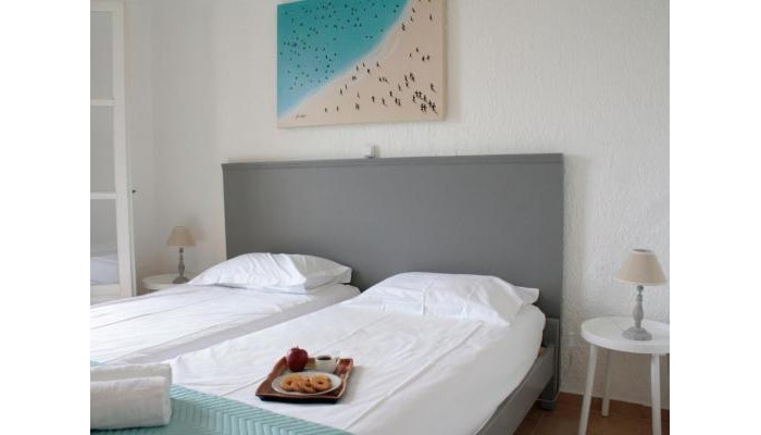 Pella Apartments poza 1