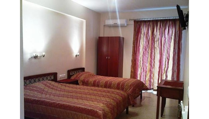 Marie Claire Studios poza 2