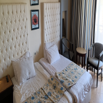 poza <p><i class='fa fa-plus-circle text-success'></i>&nbsp;Refurbished room.</p><p><i class='fa fa-minus-circle text-danger'></i>&nbsp;Twin bed together instead of 1 king size bed.</p>