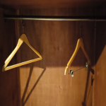 poza <p><i class='fa fa-plus-circle text-success'></i>&nbsp;None.</p><p><i class='fa fa-minus-circle text-danger'></i>&nbsp;Old wardrobe only with 2 hangers.</p>